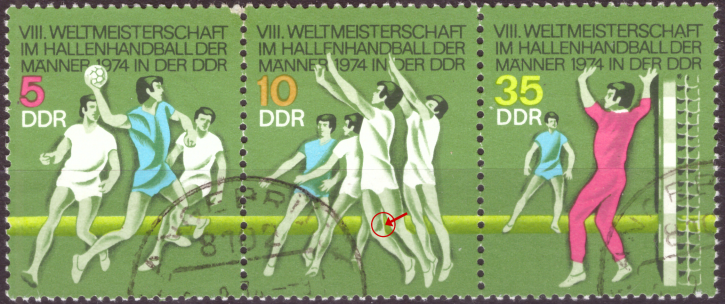Briefmarken: DDR 1974, Mi. Nr. WZd299, Plattenfehler 1929 I, Knieschatten im linken Bein des vorderen Spielers verdickt. Gestempelt